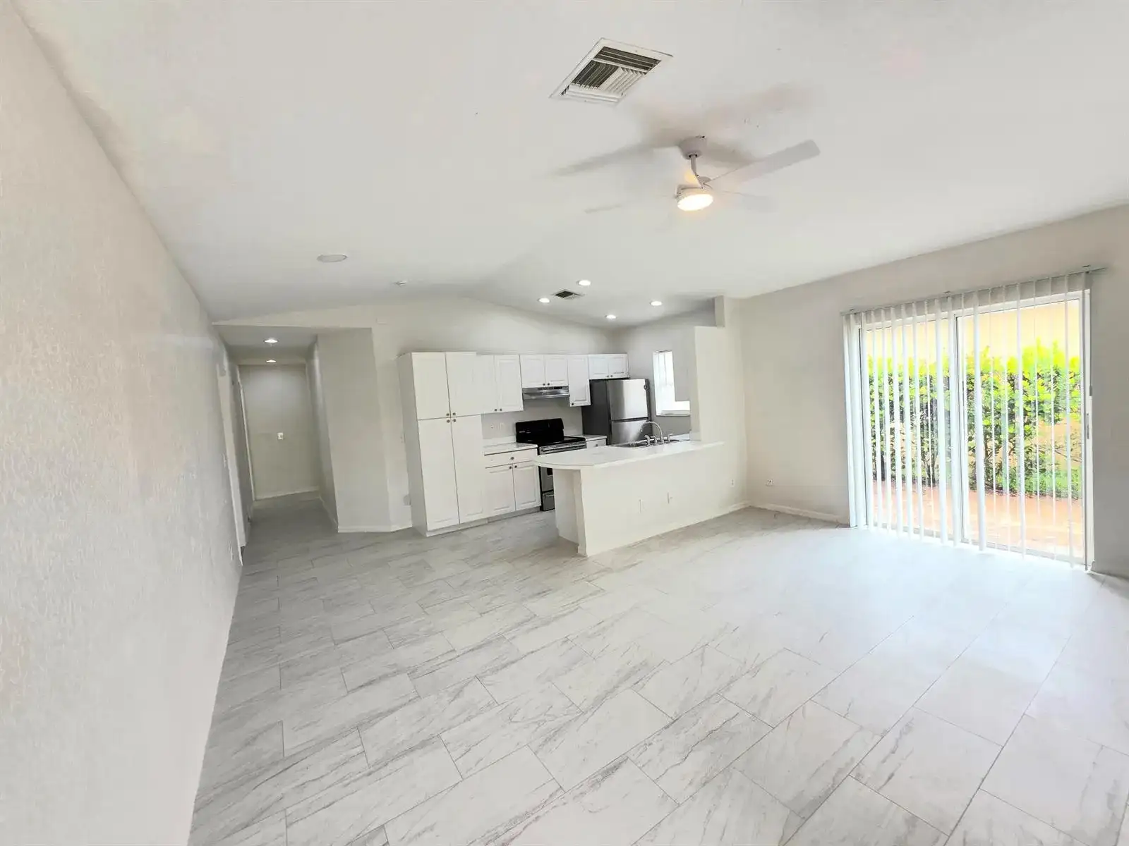 569 E Ridge Circle N, Boynton Beach FL 33435 photo 2