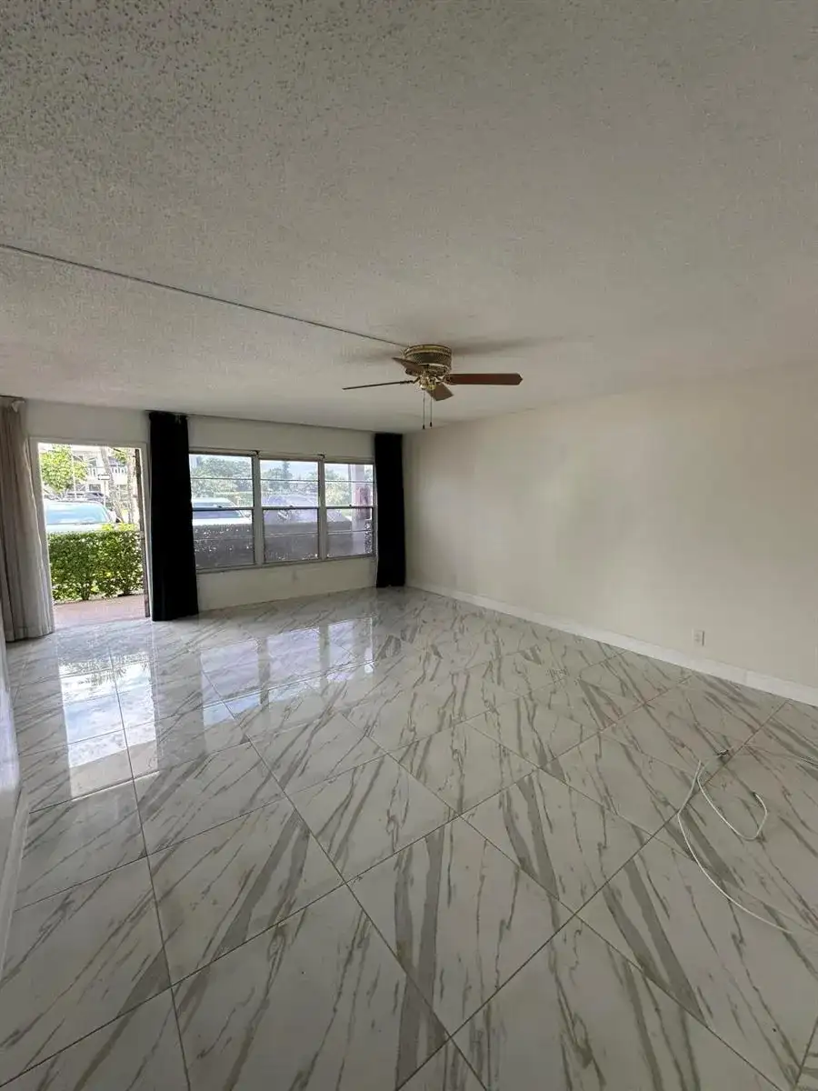 103 Greenbrier C, West Palm Beach FL 33417 photo 2