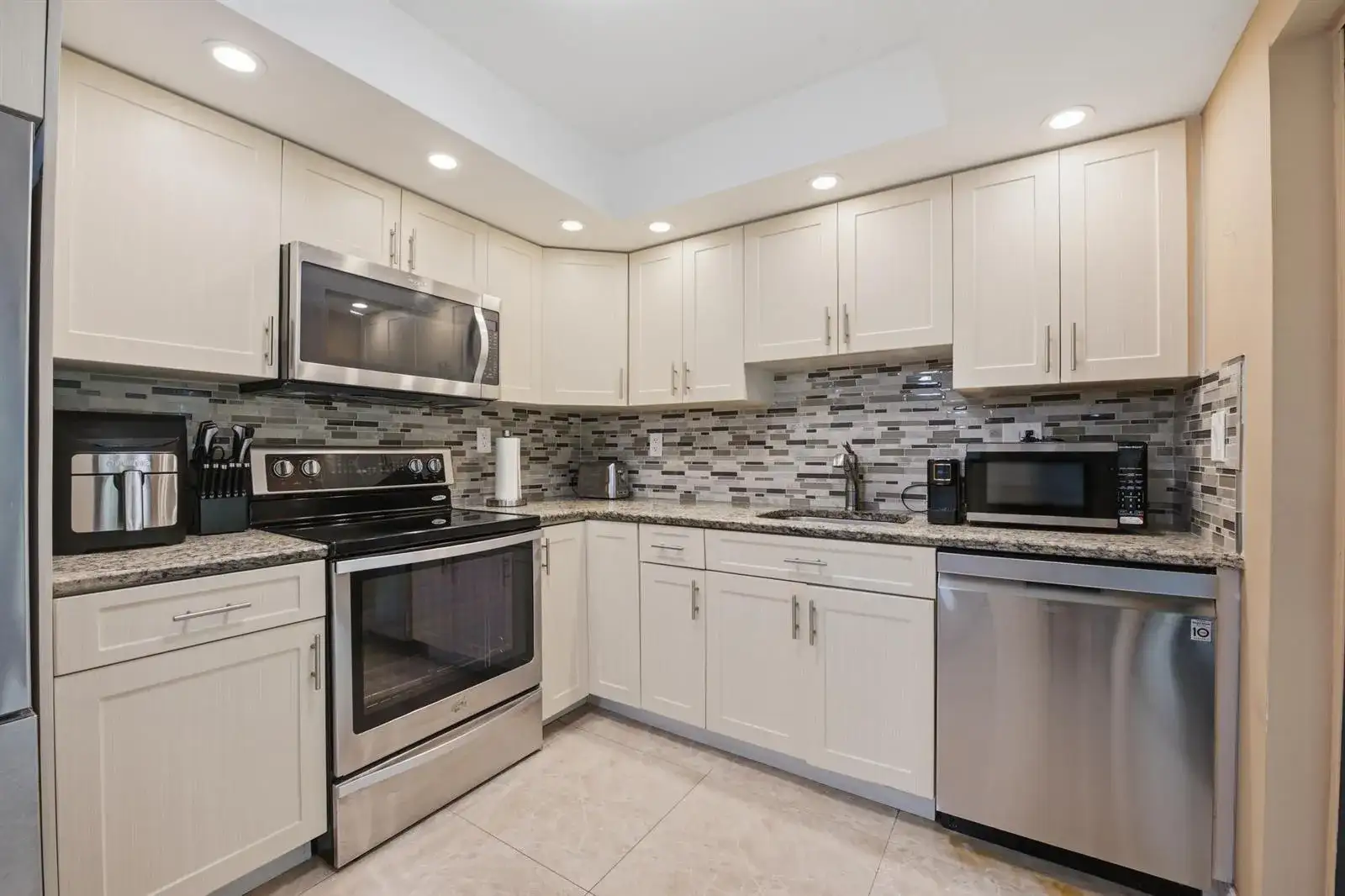 54 Capri B, Delray Beach FL 33484 photo 2