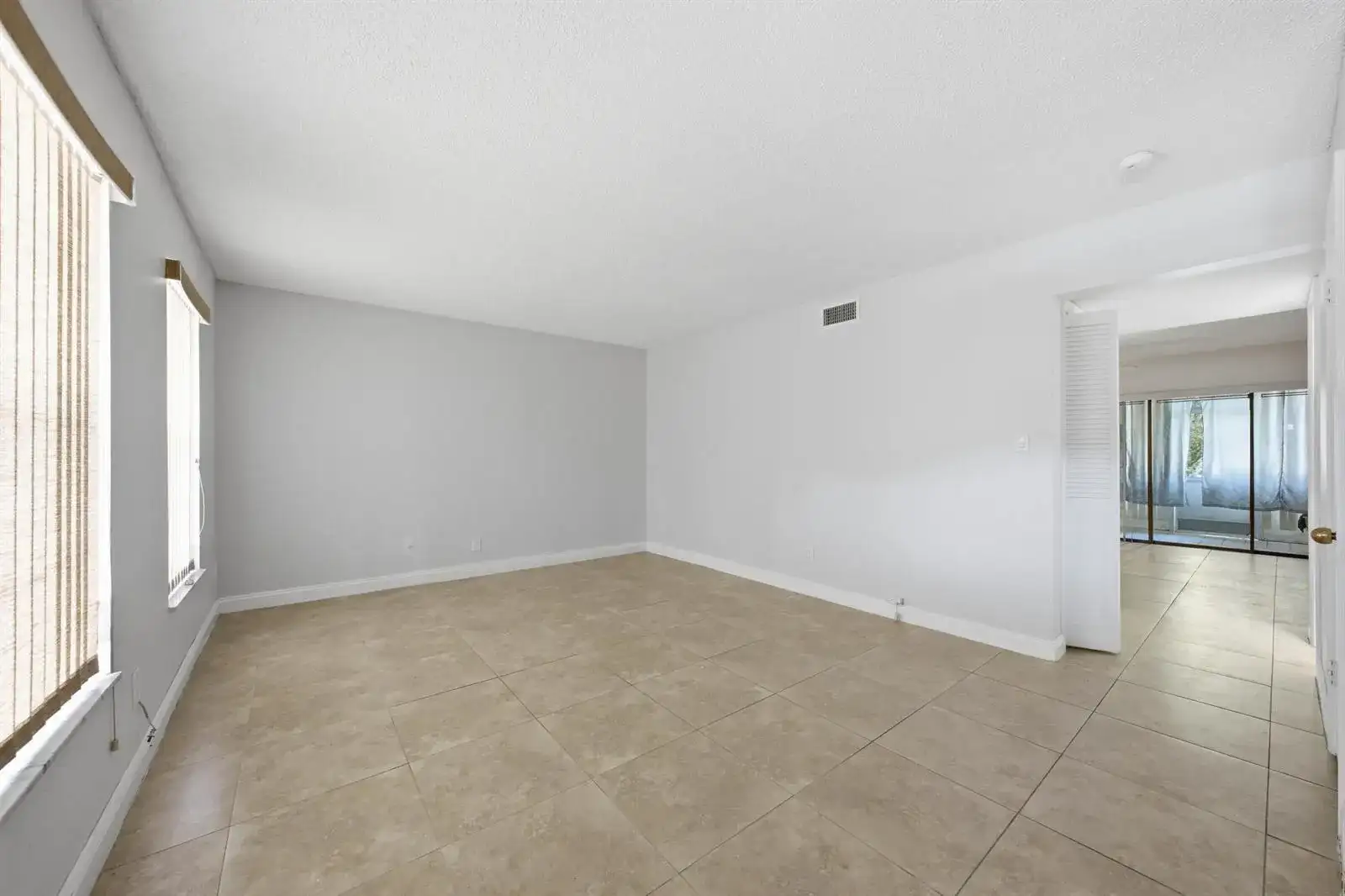 52 Canterbury Lane, Tamarac FL 33319 photo 4