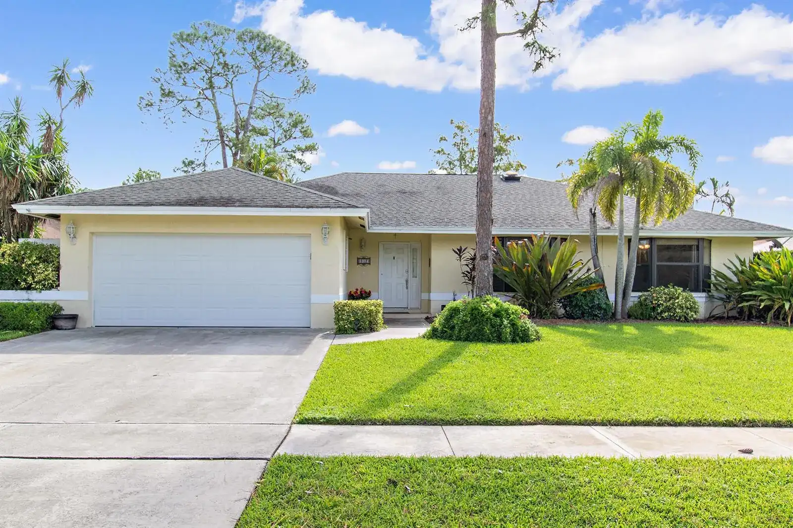 912 Blueberry Drive, Wellington FL 33414 photo 2