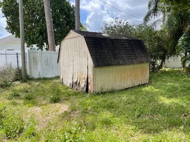 570 LONDONDERRY Circle SE, Palm Bay FL 32909 photo 4