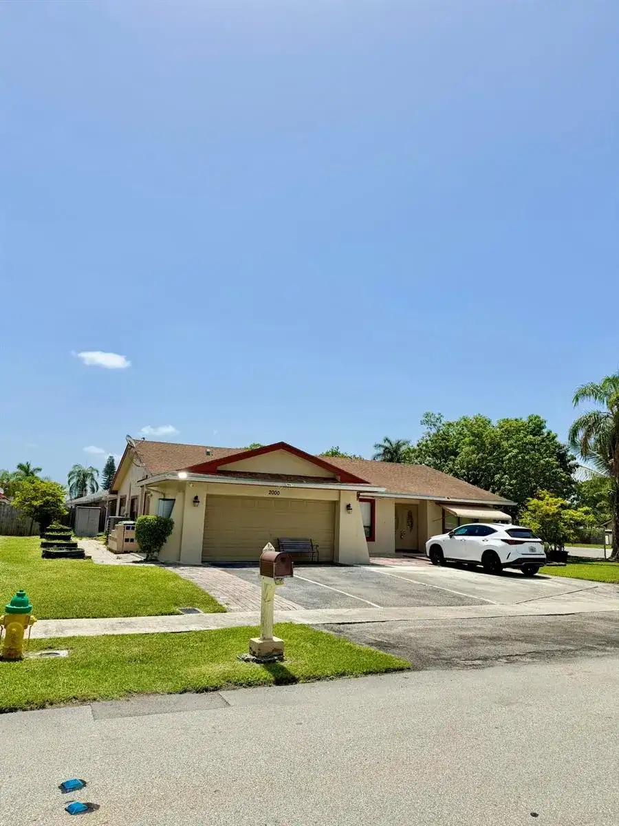 2000 NW 70th Lane, Margate FL 33063 photo 2