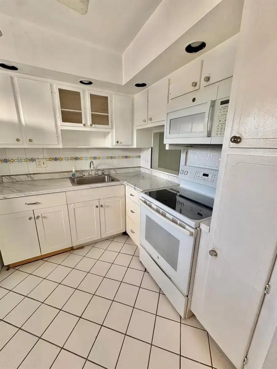 209 OXFORD 200, West Palm Beach FL 33417 photo 3