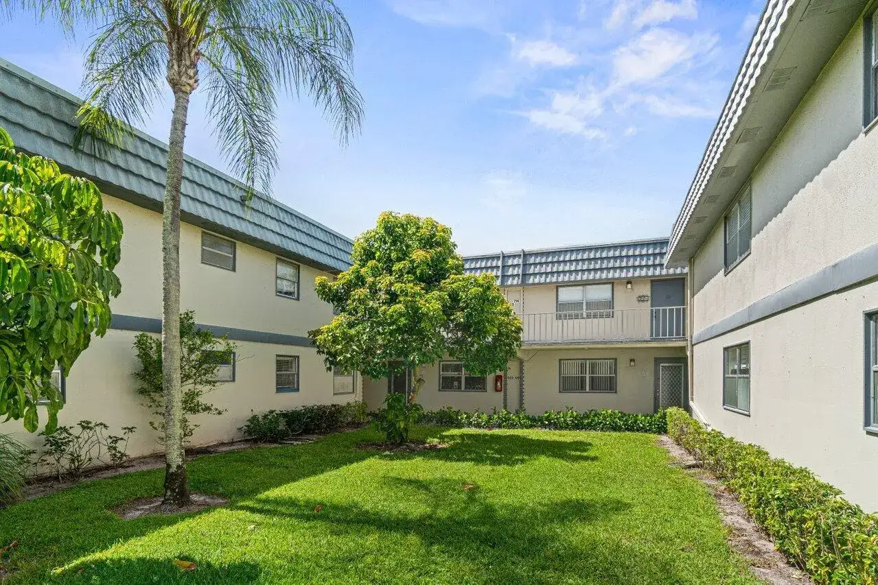 690 BRITTANY O, Delray Beach FL 33446 photo 2