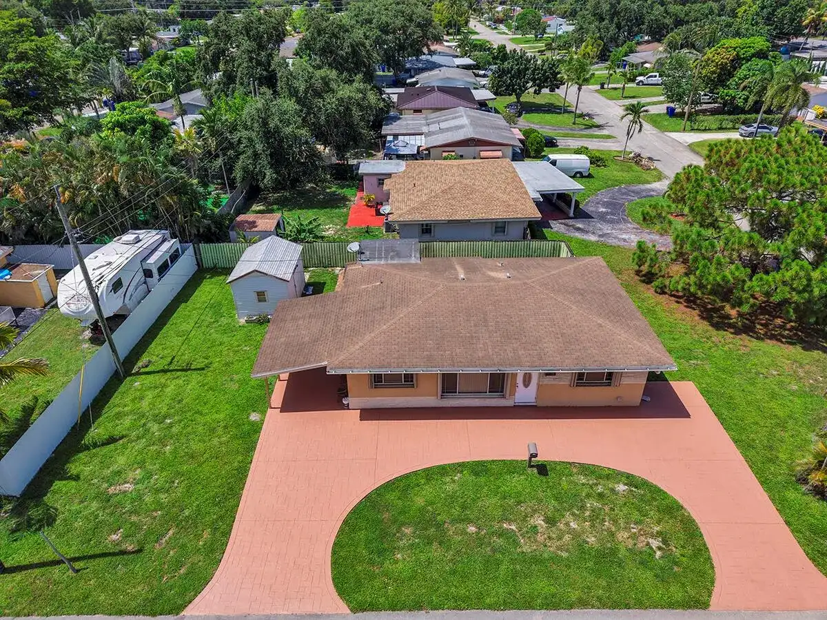 2100 N 57TH Avenue, Hollywood FL 33021 photo 2