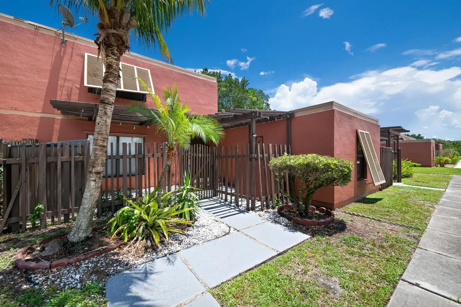 1517 Fairway Road, Pembroke Pines FL 33026 photo 2