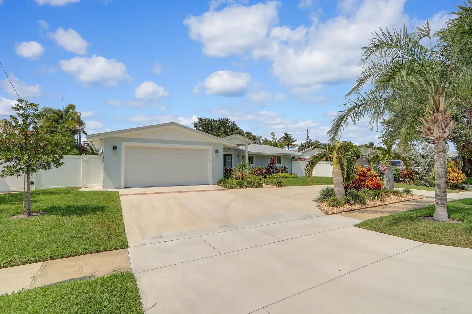 27 WILLOW Road, Tequesta FL 33469 photo 2