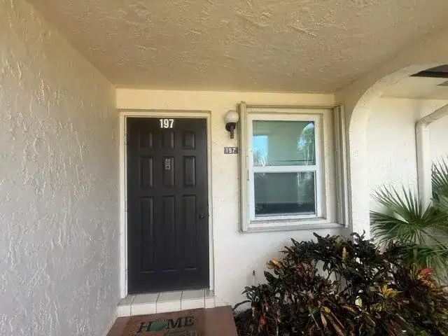 197 Lake Susan Lane, West Palm Beach FL 33411 photo 2
