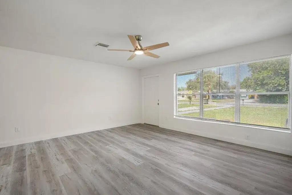 911 SE Dolphin Drive, Stuart FL 34996 photo 2