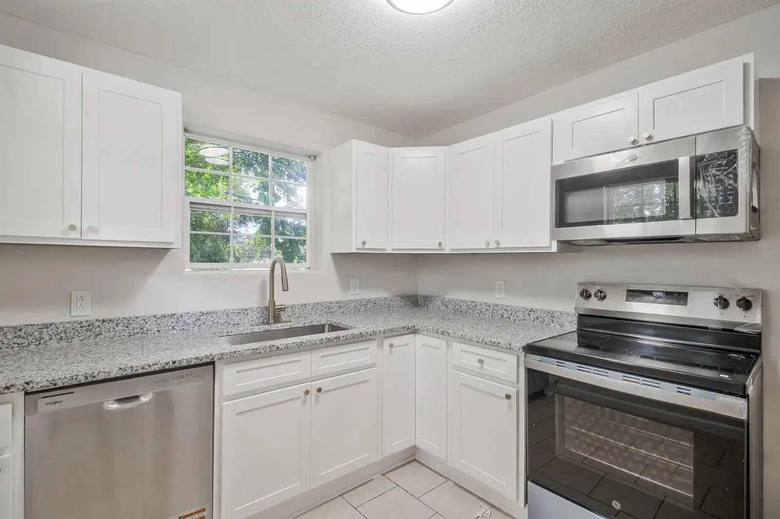 3031 W Jackson Street, FL 32505 photo 2