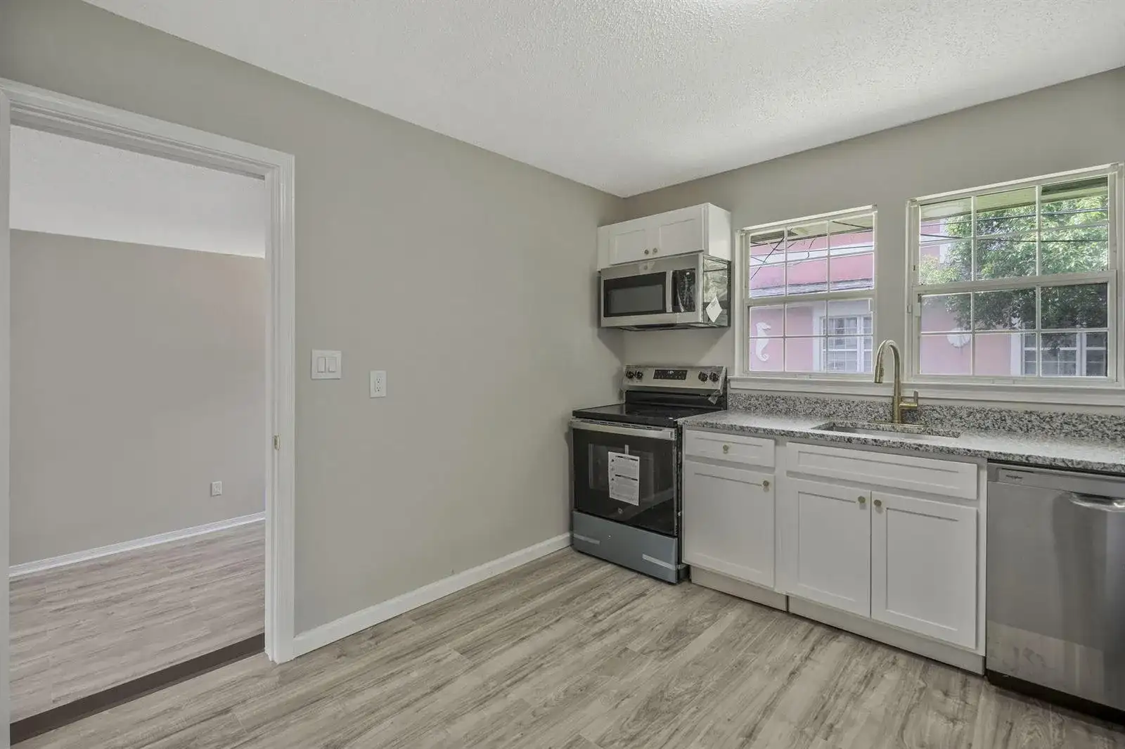 3031 W Jackson Street, FL 32505 photo 4