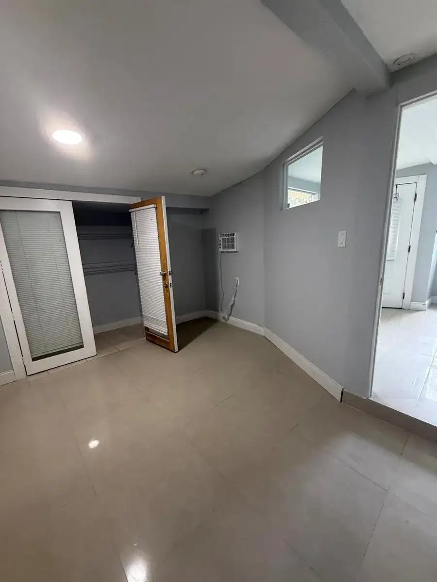 192 CAROLINE Drive, FL 33413 photo 4