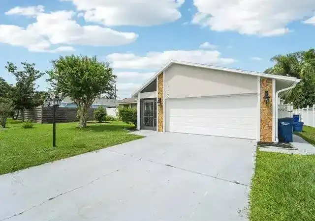 8124 GLENBROOKE Place, Sarasota FL 34243 photo 2