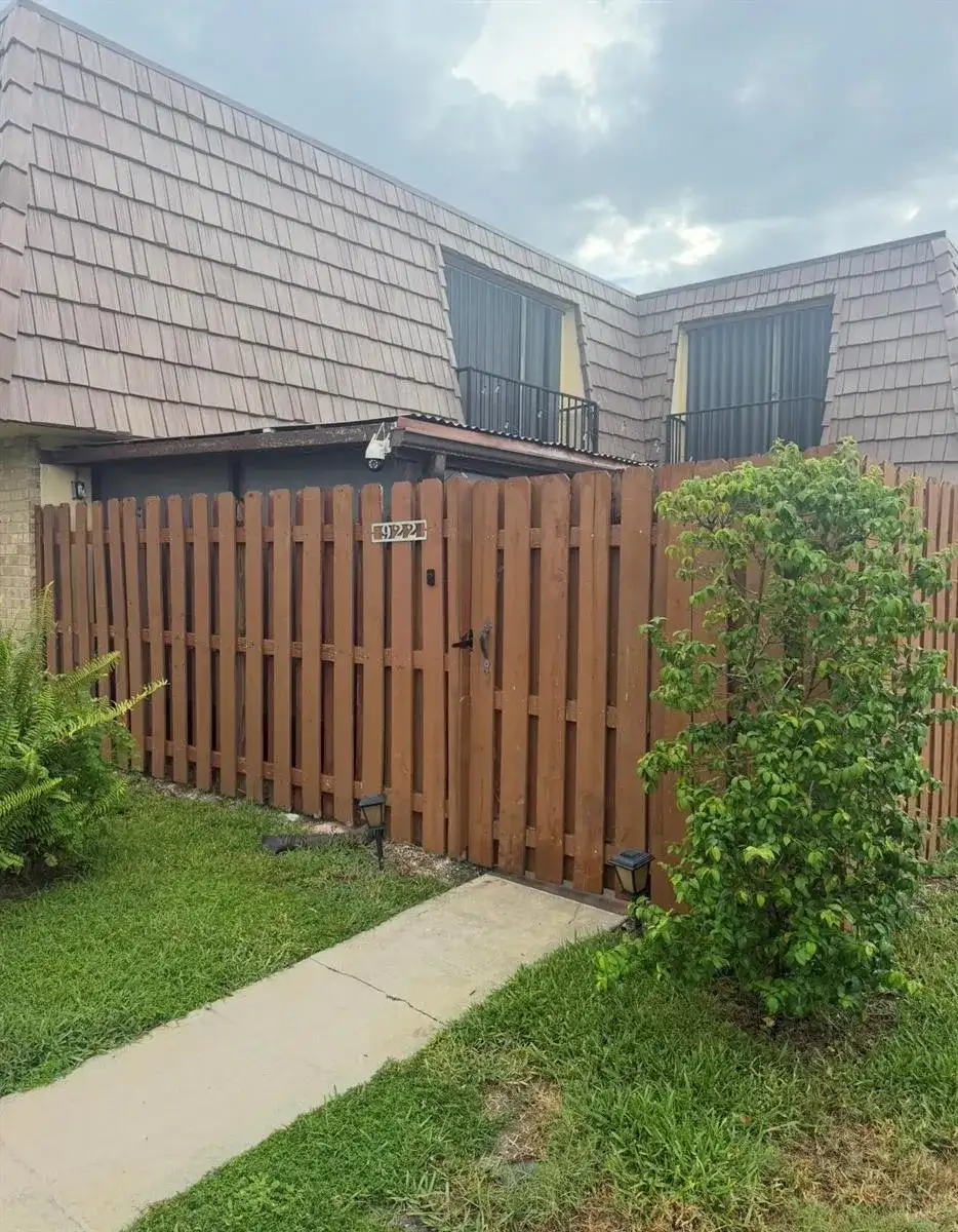 922 Springdale Circle, Palm Springs FL 33461 photo 2