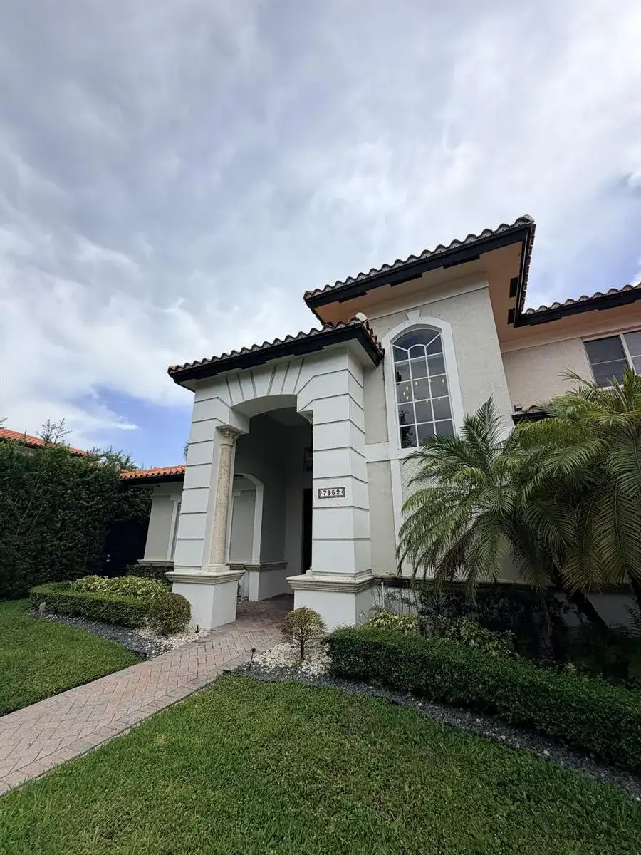 7952 NW 161ST Terrace, Miami Lakes FL 33016 photo 2
