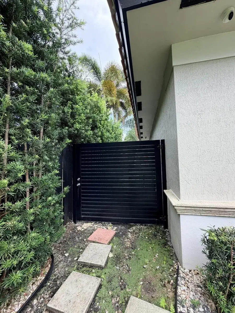 7952 NW 161ST Terrace, Miami Lakes FL 33016 photo 4