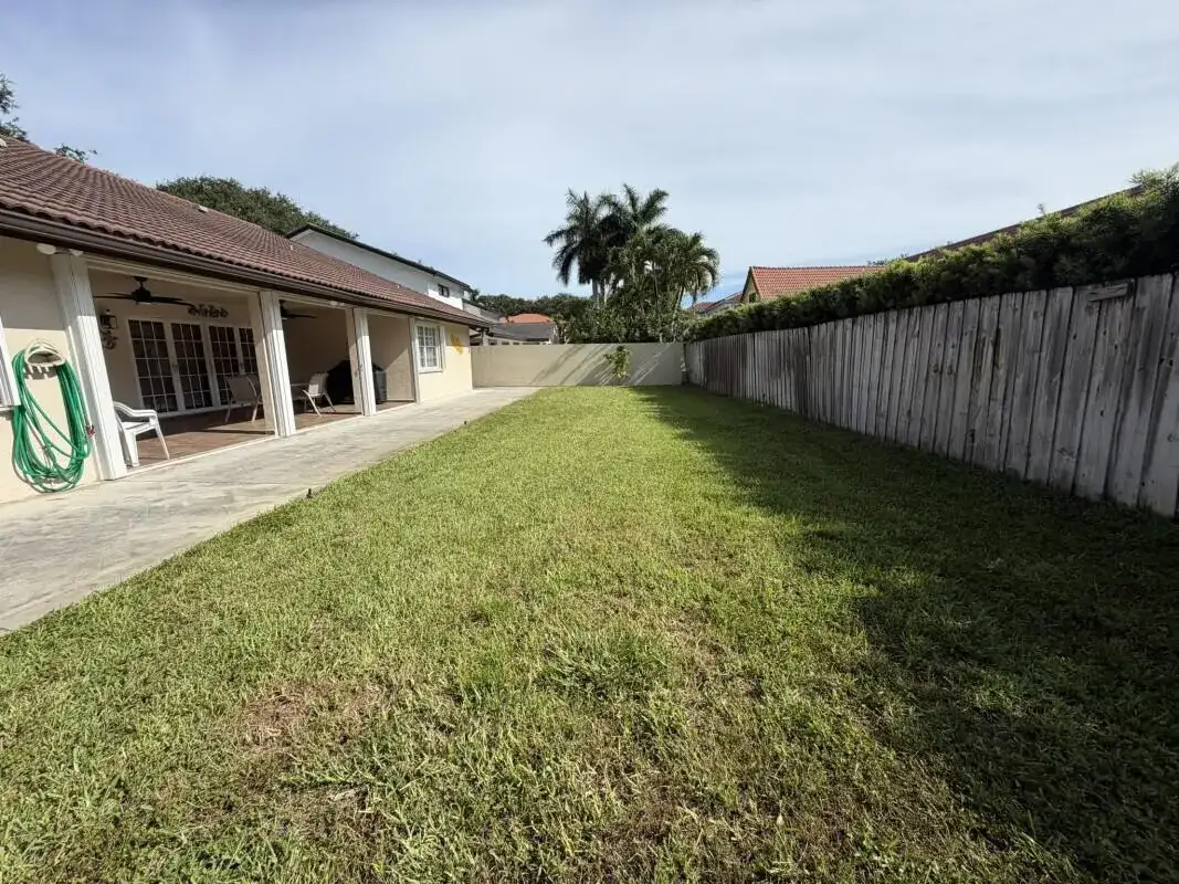 16820 NW 80th Court, Hialeah FL 33016 photo 3