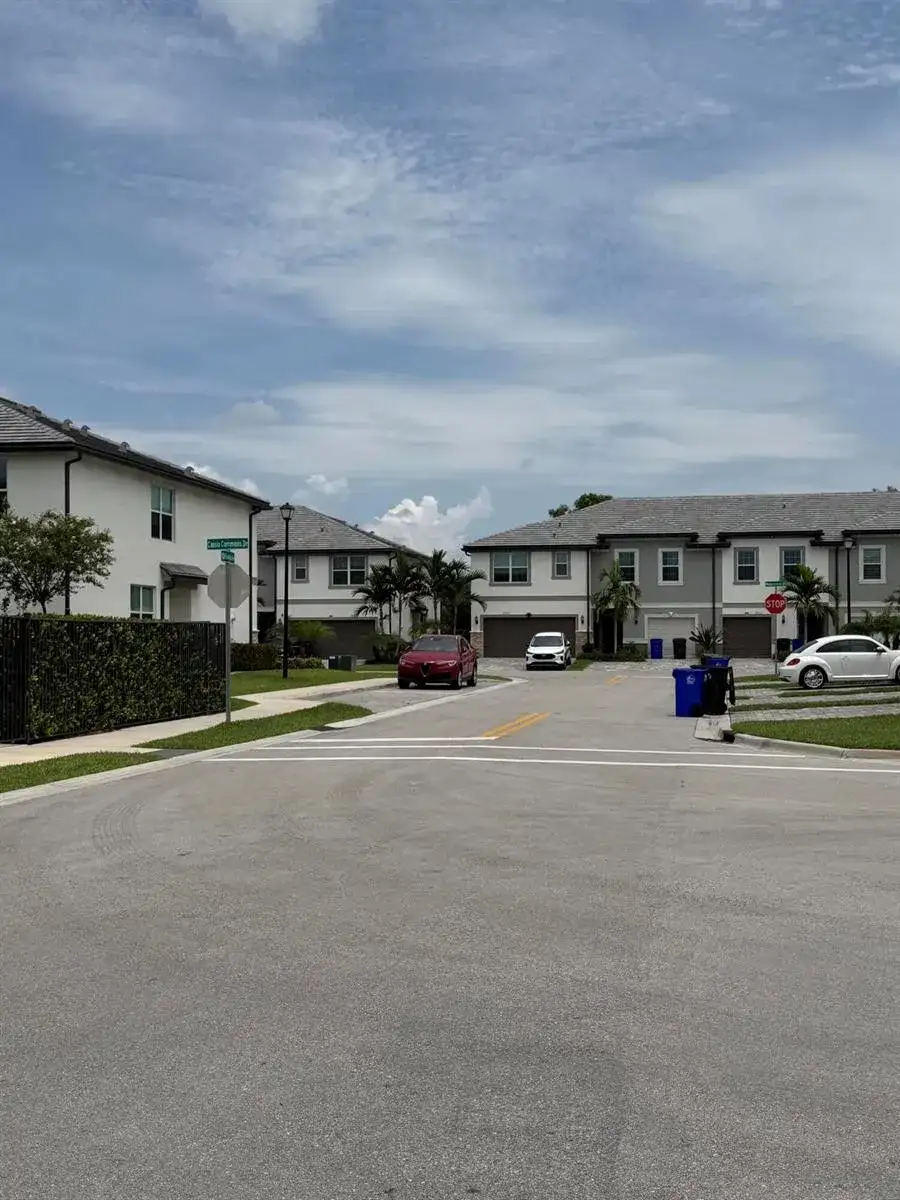 2933 OLIVIA Avenue, Lauderdale Lakes FL 33311 photo 3