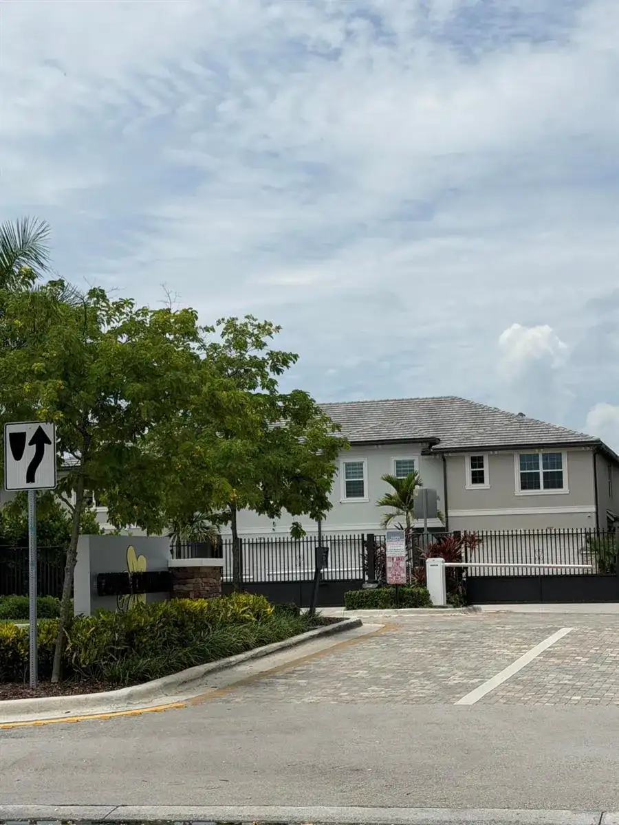2933 OLIVIA Avenue, Lauderdale Lakes FL 33311 photo 4