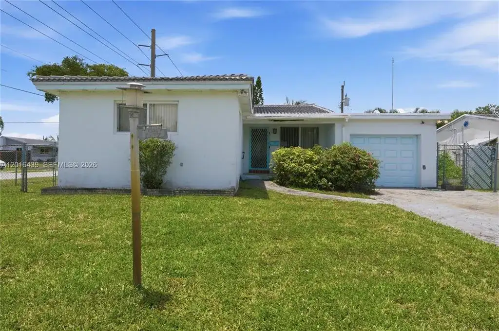 2300 N 57th Terrace, Hollywood FL 33021 photo 2