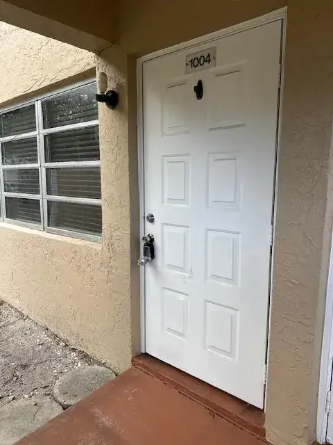 1004 Twin Lakes Drive, Coral Springs FL 33071 photo 2