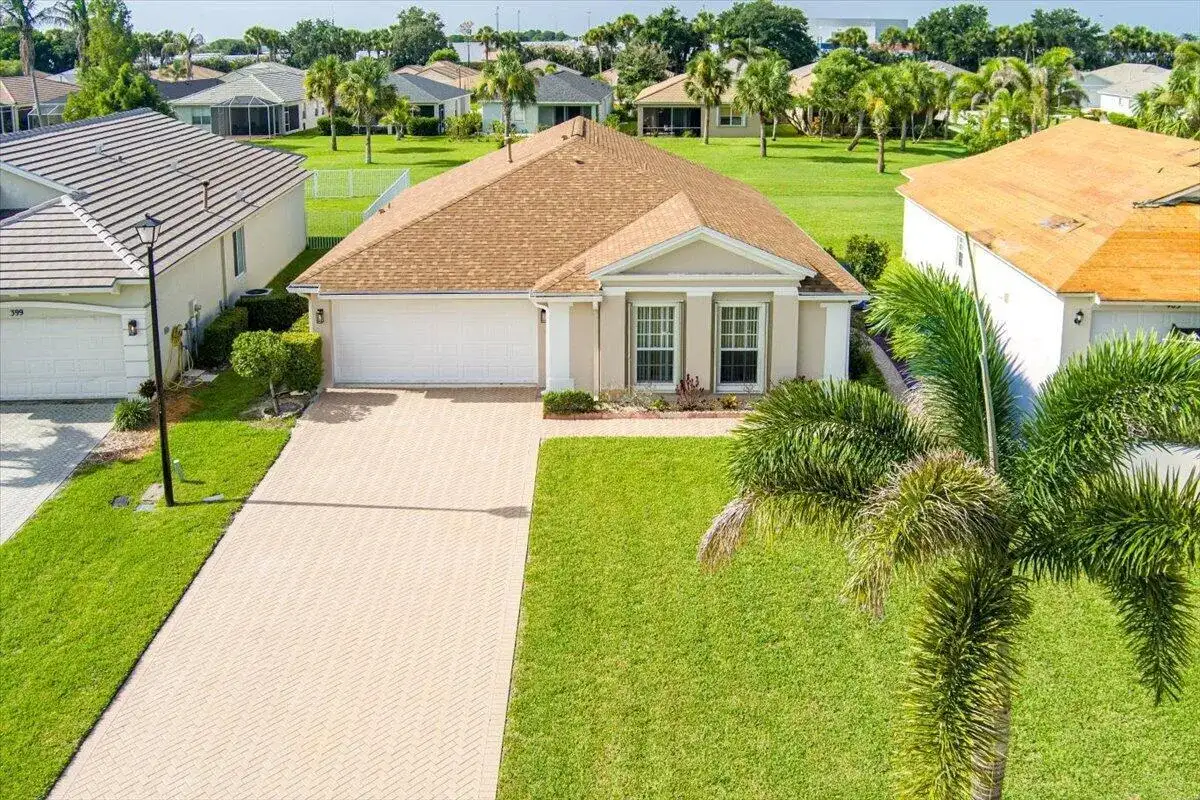 401 SW Lake Forest Way, FL 34986 photo 2