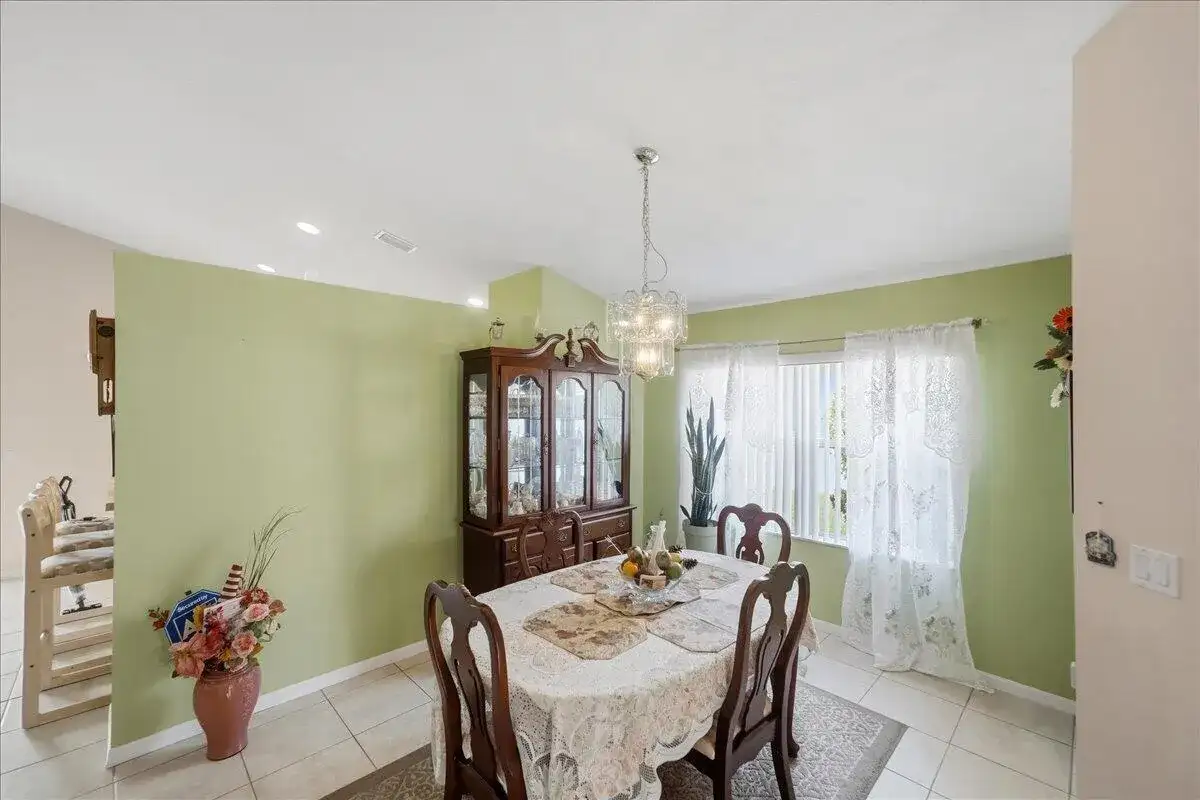 401 SW Lake Forest Way, FL 34986 photo 4