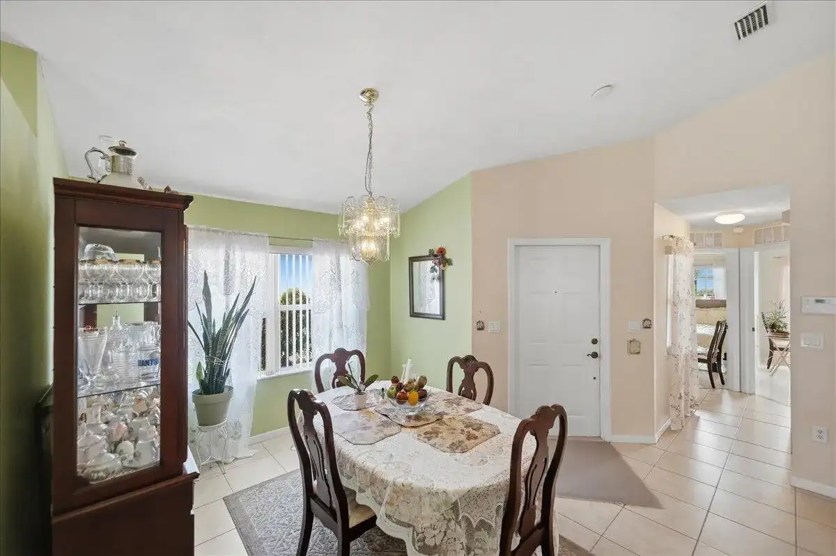 401 SW Lake Forest Way, FL 34986 photo 5