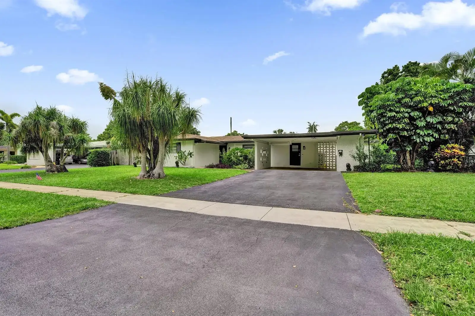 885 Azalea Court, Plantation FL 33317 photo 2