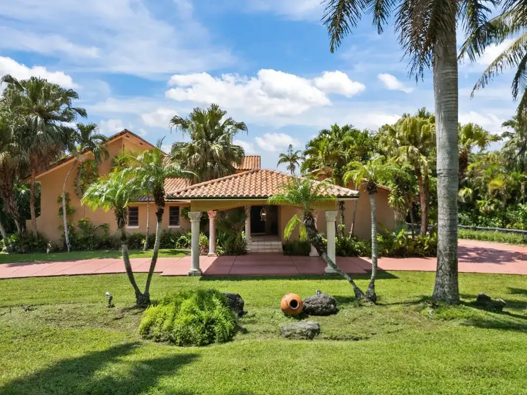 10010 NW 135th Street, Hialeah FL 33018 photo 2