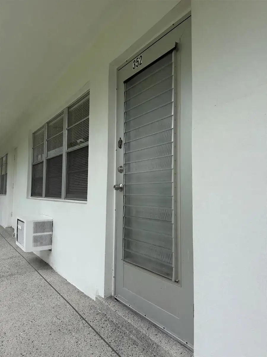 352 Sheffield O, West Palm Beach FL 33417 photo 3