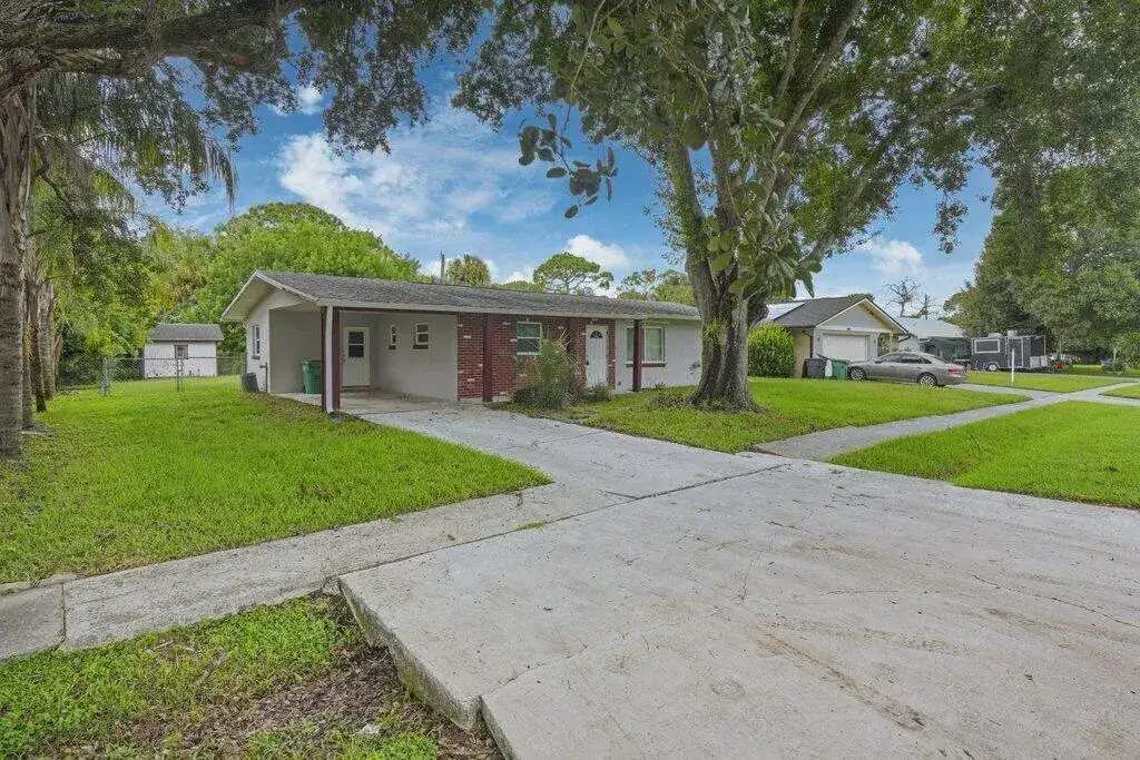 2907 Sherwood Lane, Fort Pierce FL 34982 photo 2