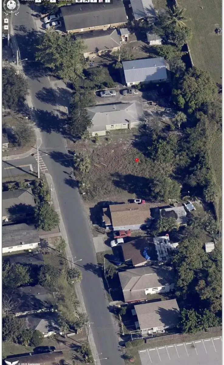 833 SE TARPON Avenue, Stuart FL 34994 photo 2