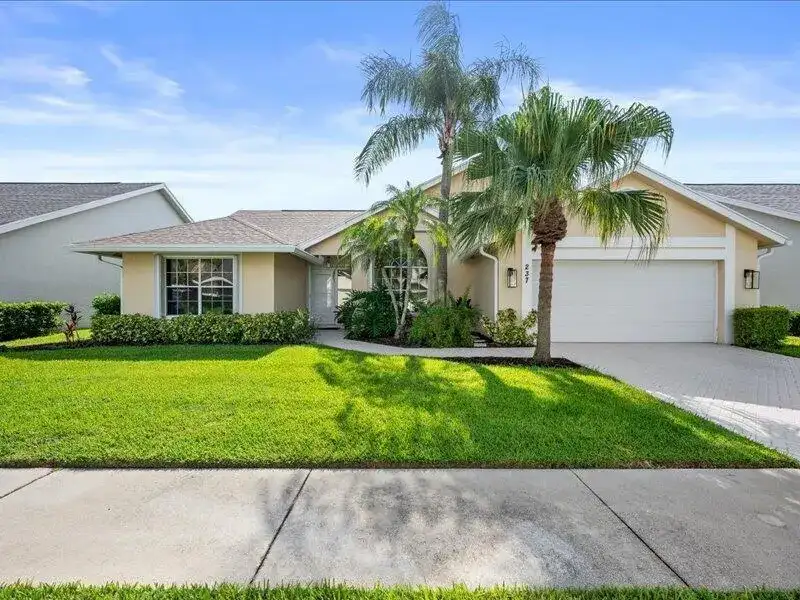 237 W MOCCASIN Trail W, Jupiter FL 33458 photo 2