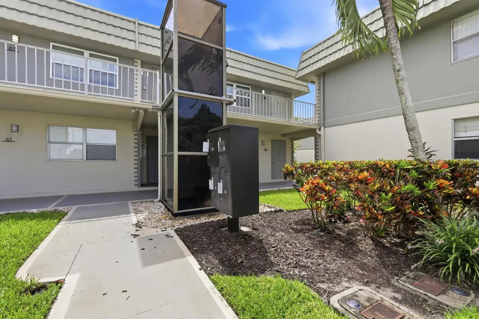 91 FLANDERS B, Delray Beach FL 33484 photo 2