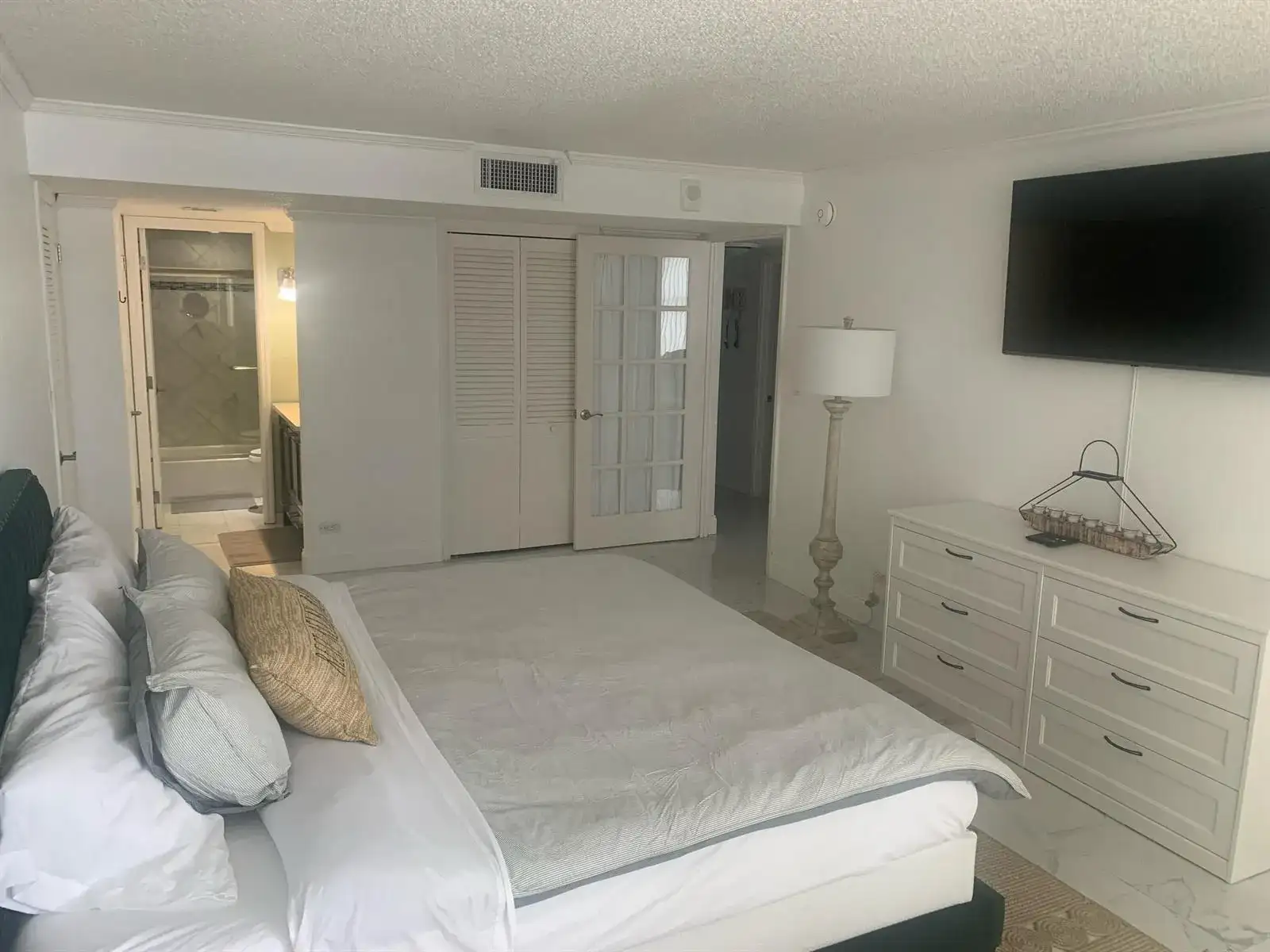 6039 COLLINS Avenue # 1722, Miami Beach FL 33140 photo 4