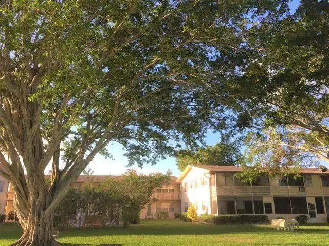 113 Canterbury E, West Palm Beach FL 33417 photo 2