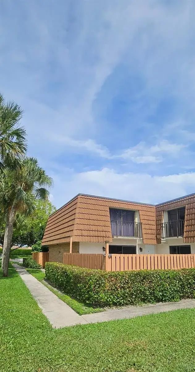 141 Heritage Way SE, West Palm Beach FL 33407 photo 3