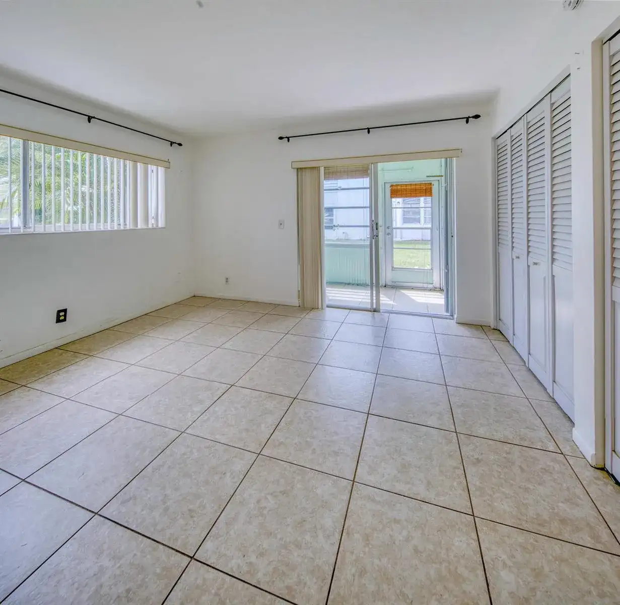 3240 LAKE OSBORNE Drive # 109, FL 33461 photo 4