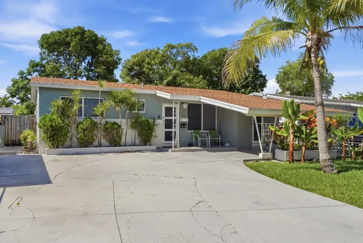 309 SW 7TH Court, Hallandale Beach FL 33009 photo 2