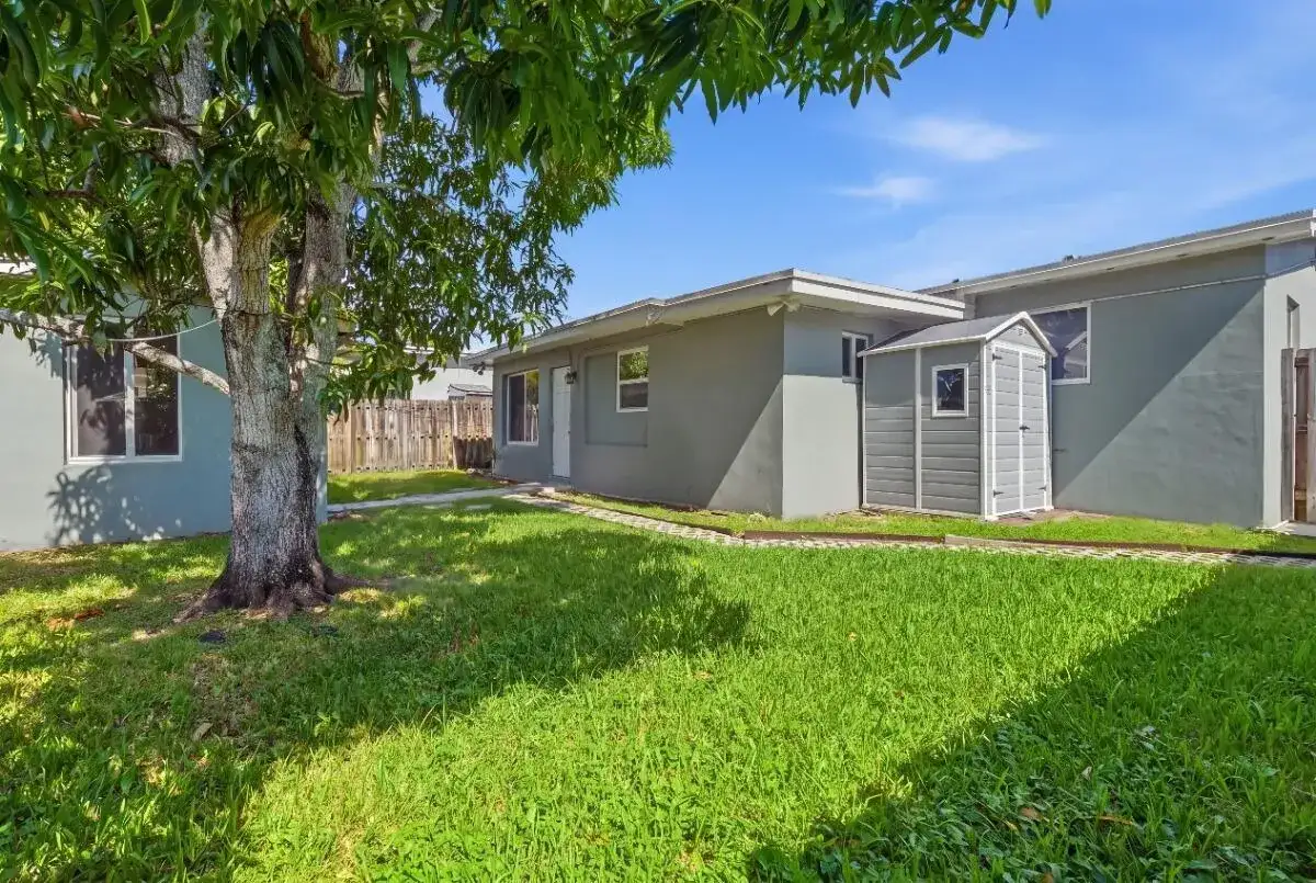 309 SW 7TH Court, Hallandale Beach FL 33009 photo 4