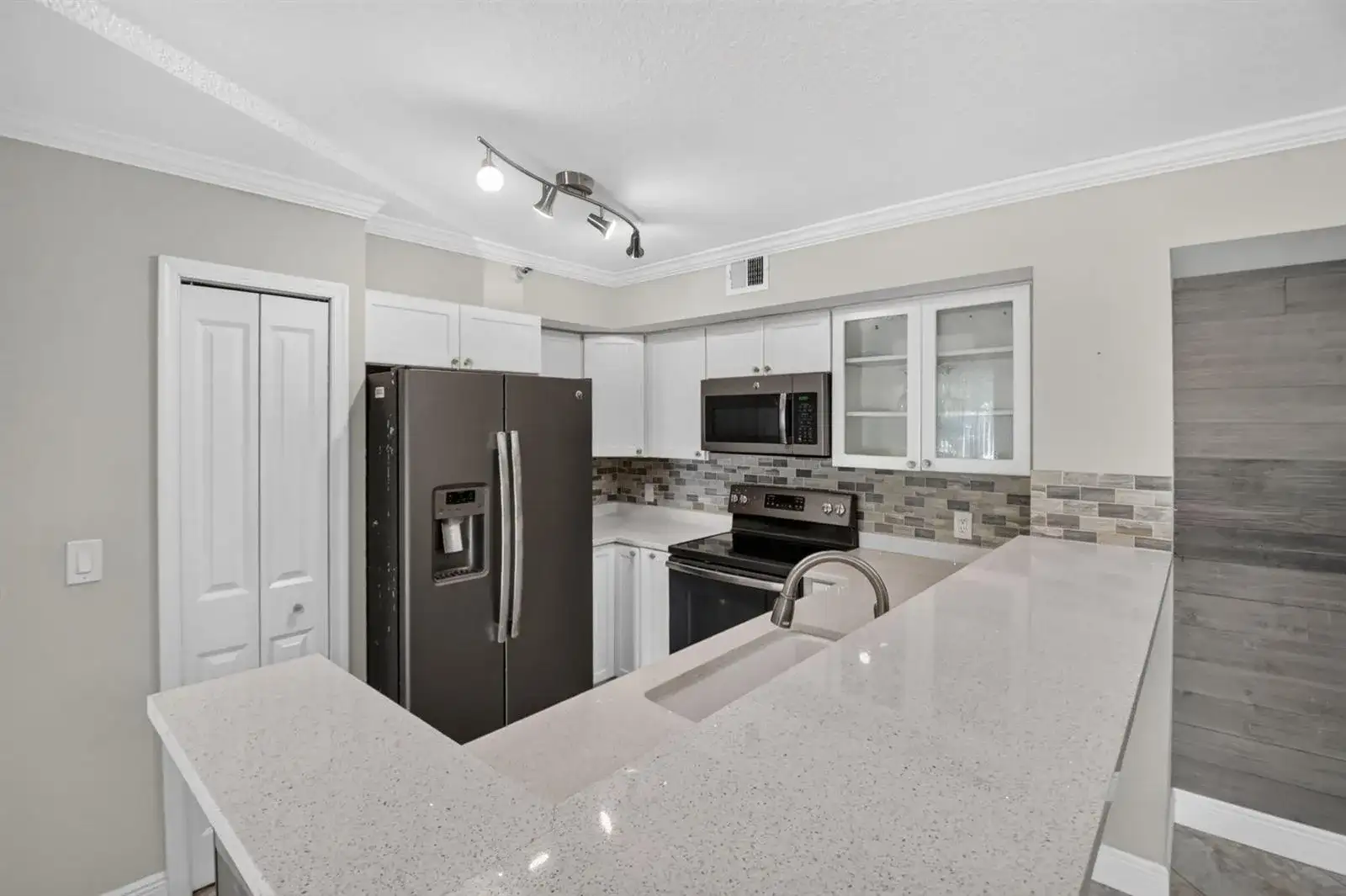110 YACHT CLUB Way # 103, Hypoluxo FL 33462 photo 4