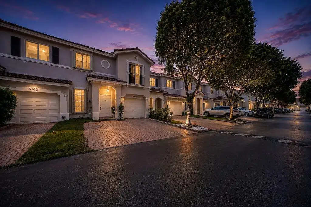 5733 NW 112th Place, Doral FL 33178 photo 2