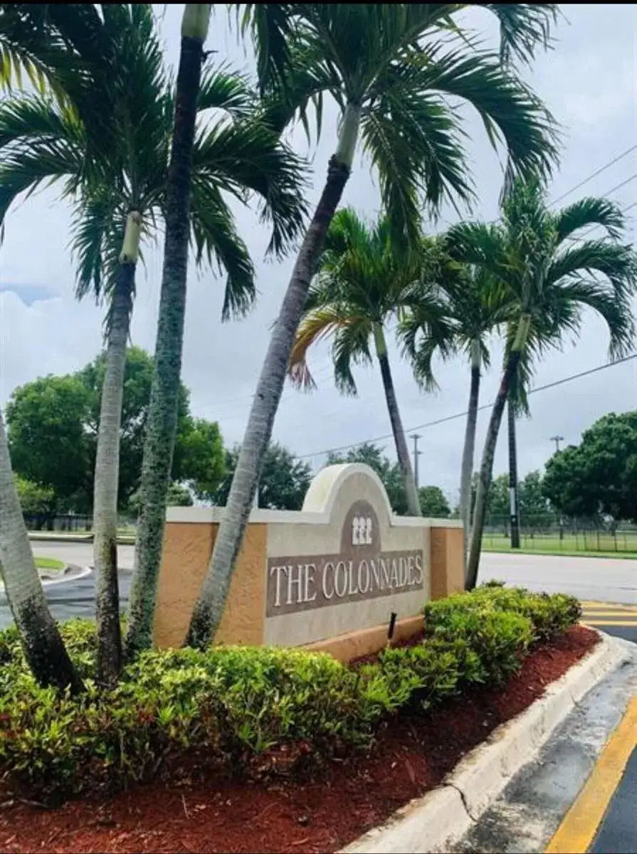 832 NW 92ND Avenue, Plantation FL 33324 photo 2