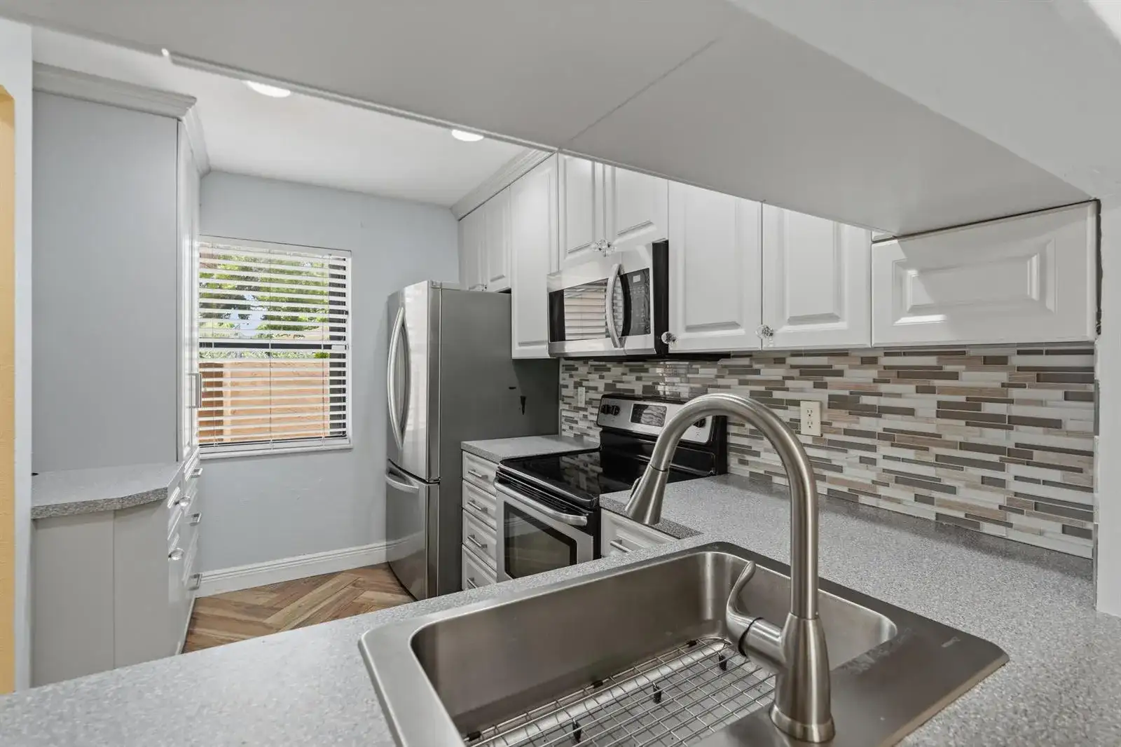 10927 NW 29TH Court, Sunrise FL 33322 photo 2