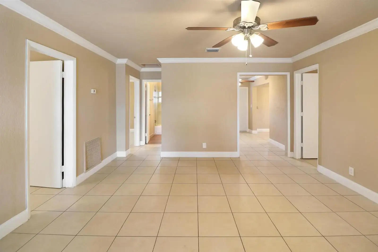 5249 NE 4TH Terrace, Oakland Park FL 33334 photo 5