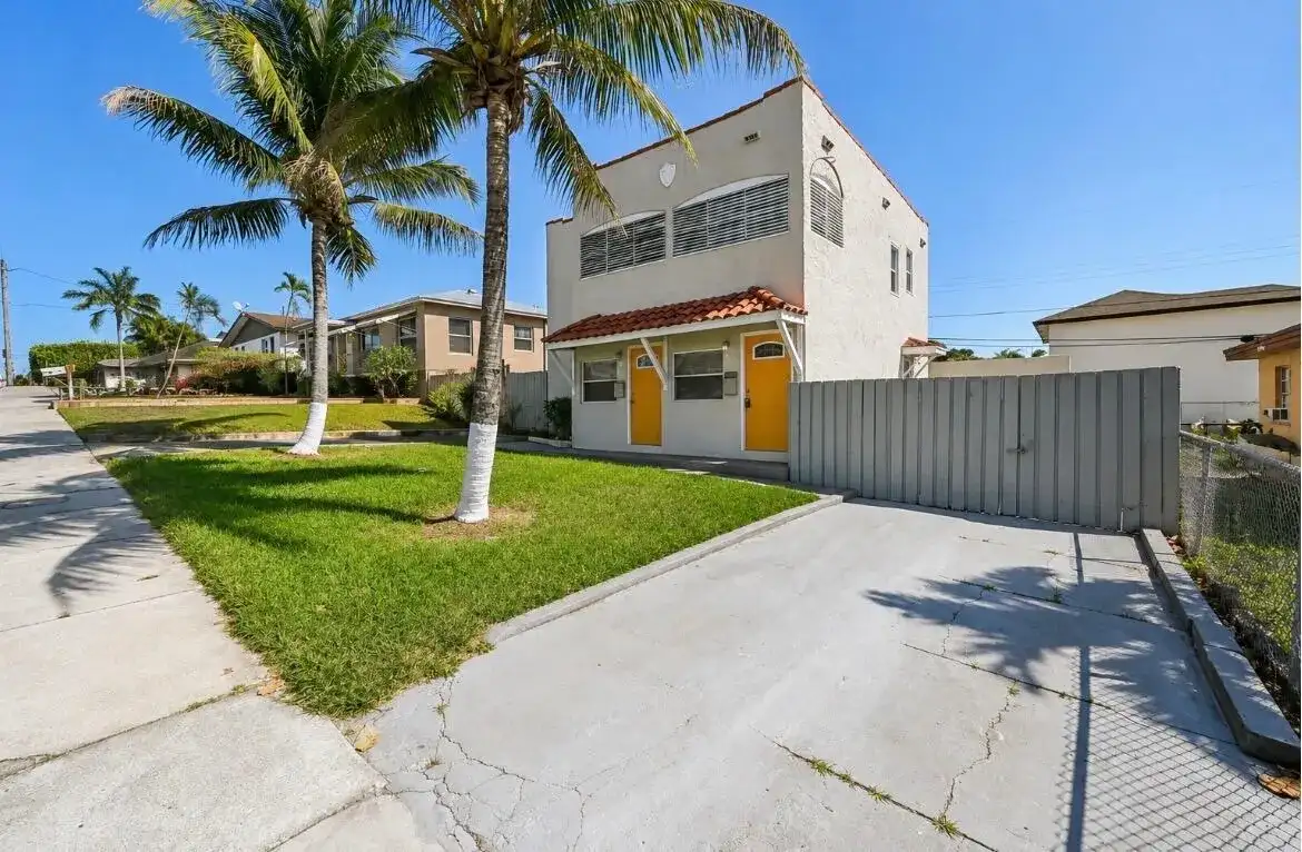 924 MCINTOSH Street, West Palm Beach FL 33405 photo 2