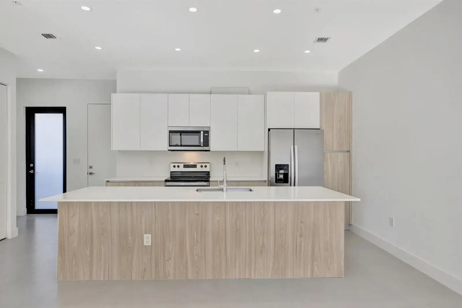 4208 NE 7TH Terrace, Oakland Park FL 33334 photo 4