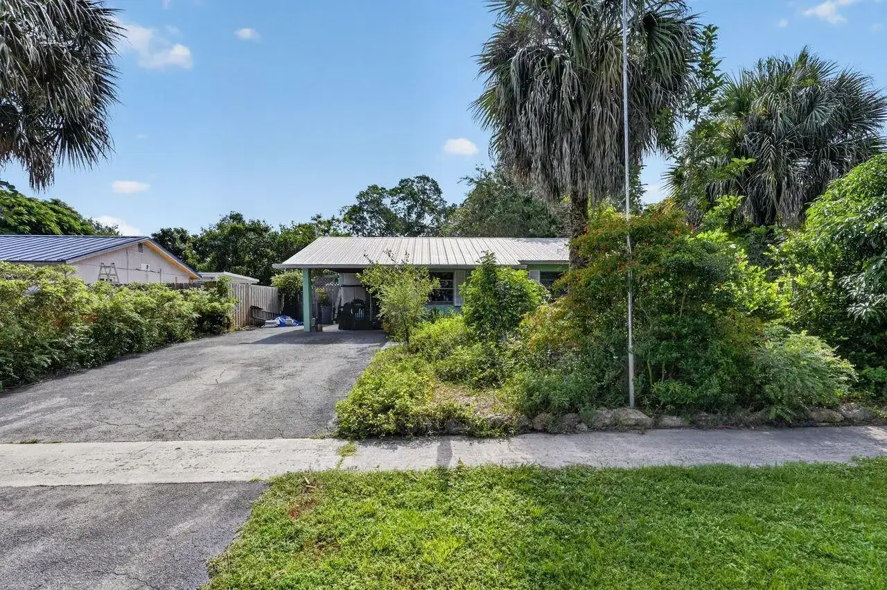 303 S DELAWARE Boulevard, Jupiter FL 33458 photo 2